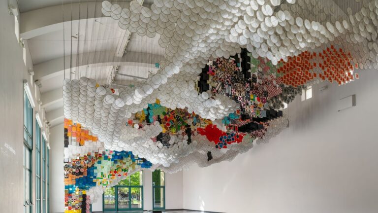 Giant Arc, la nuova esposizione di Jacob Hashimoto al MOMA/San Francisco