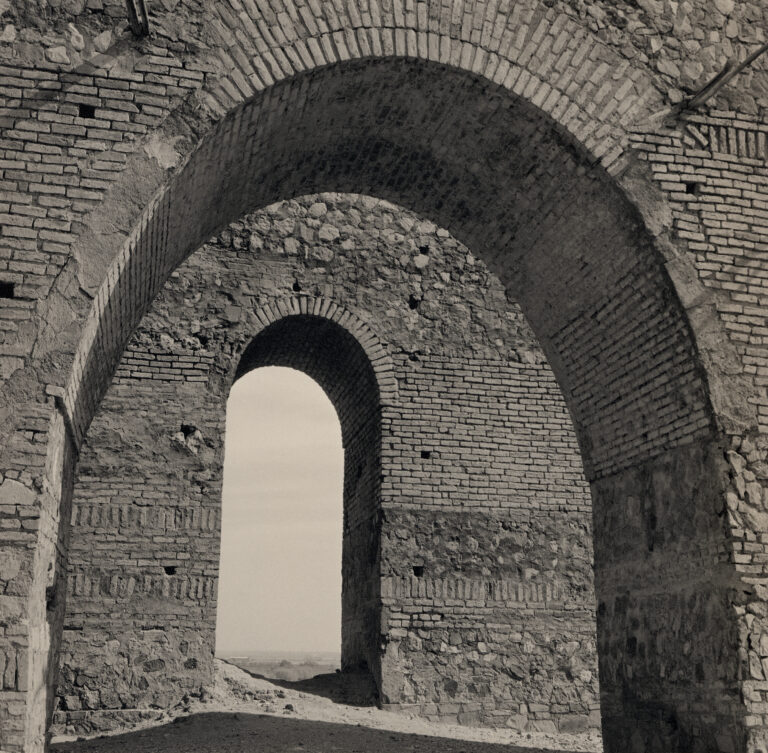 Lynn Davis - Zoroastrian Fire temple, Isfahan, Iran - 2001 - Studio la Città - Verona